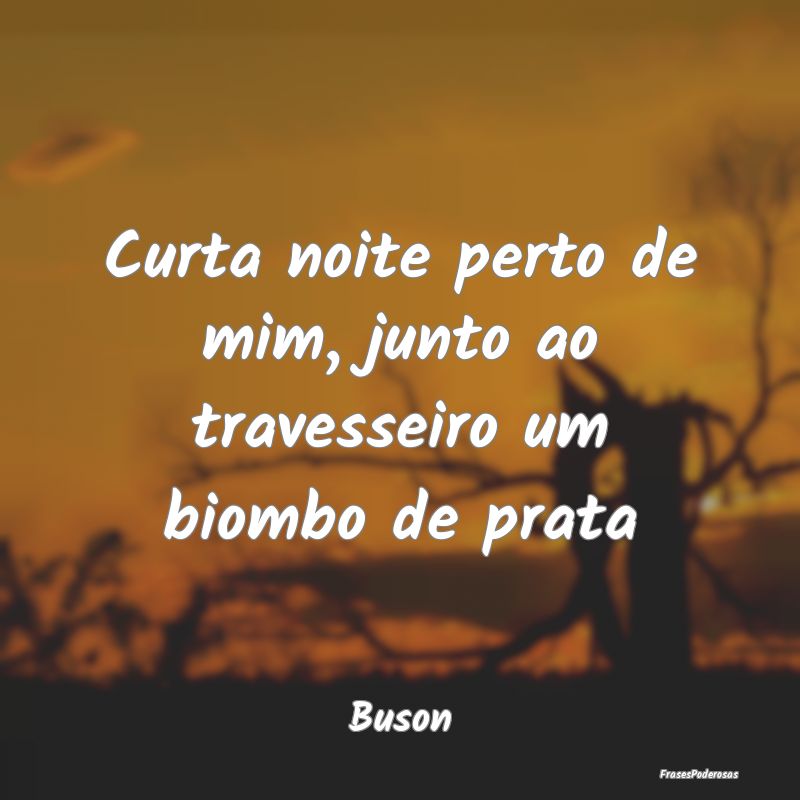 Curta noite perto de mim, junto ao travesseiro um ...
