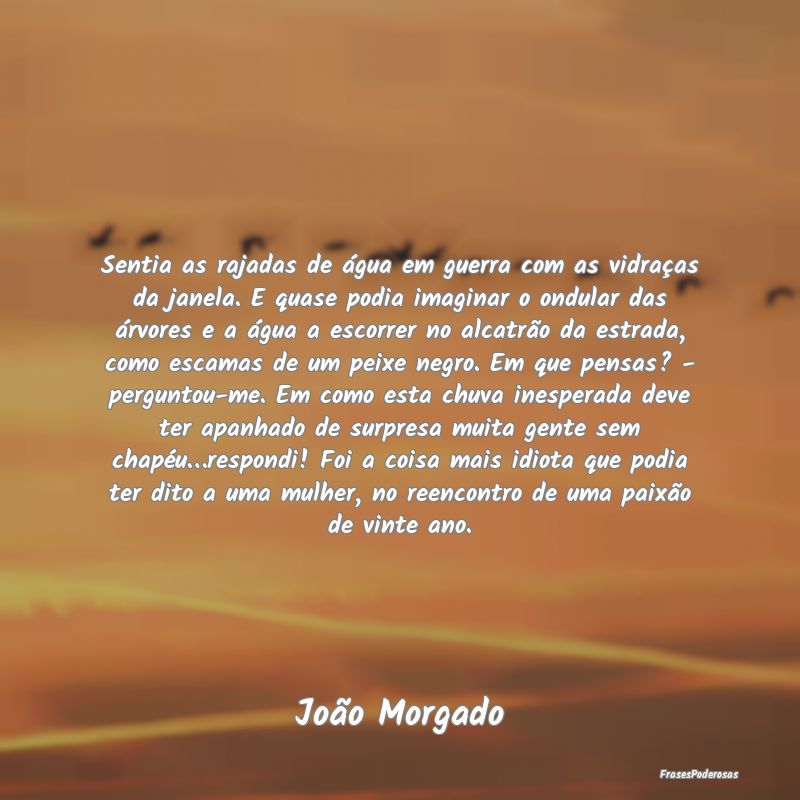 Sentia as rajadas de água em guerra com as vidraÃ... Sentia as rajadas de água em guerra com as vidraÃ...