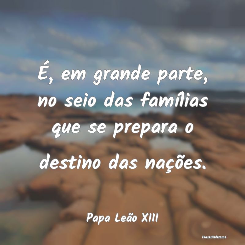 É, em grande parte, no seio das famílias que se ...