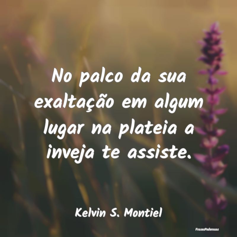 No palco da sua exaltação em algum lugar na plat...