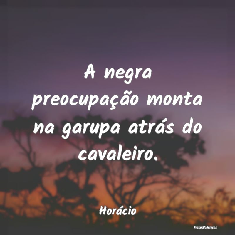 A negra preocupação monta na garupa atrás do ca...