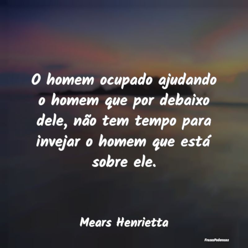 O homem ocupado ajudando o homem que por debaixo d... O homem ocupado ajudando o homem que por debaixo d...