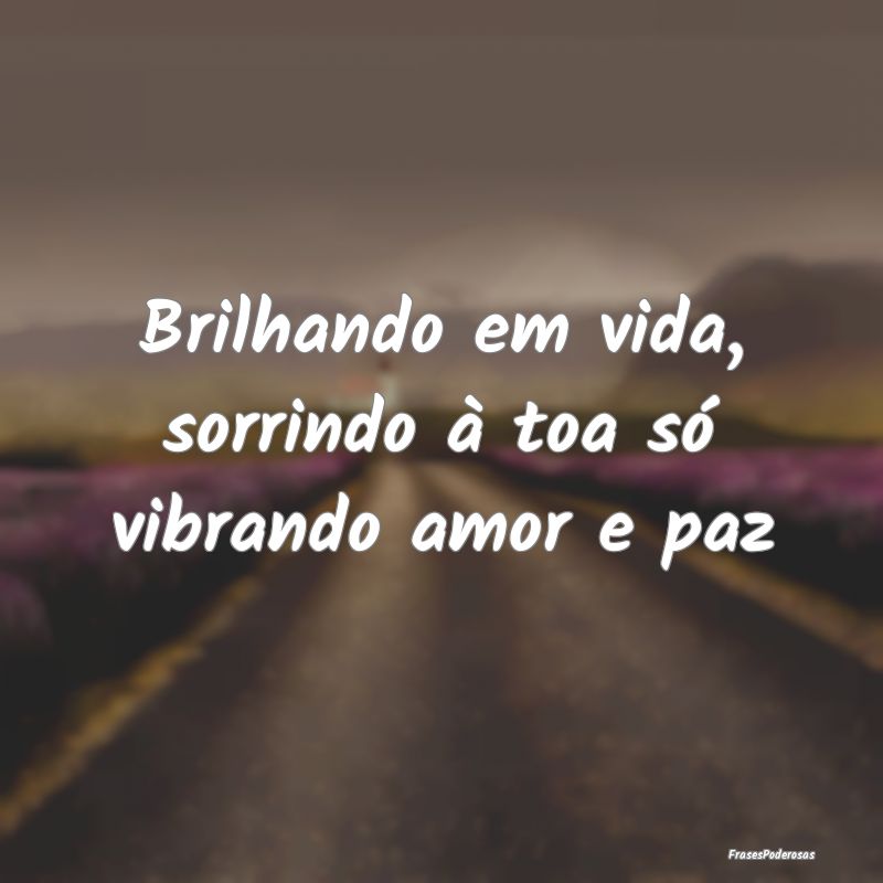 Brilhando em vida, sorrindo à toa só vibrando am...