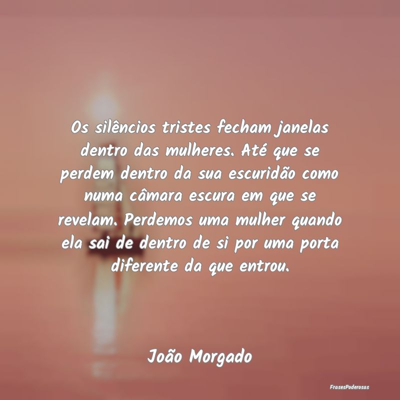 Os silêncios tristes fecham janelas dentro das mu... Os silêncios tristes fecham janelas dentro das mu...