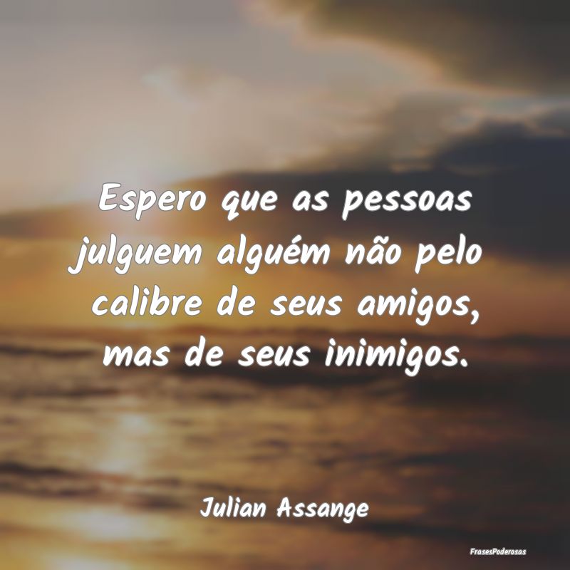 Espero que as pessoas julguem alguém não pelo ca... Espero que as pessoas julguem alguém não pelo ca...