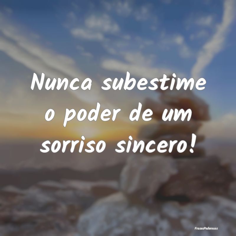 Frases de Desprezo - Nunca subestime o poder de um sorriso sincero!
...