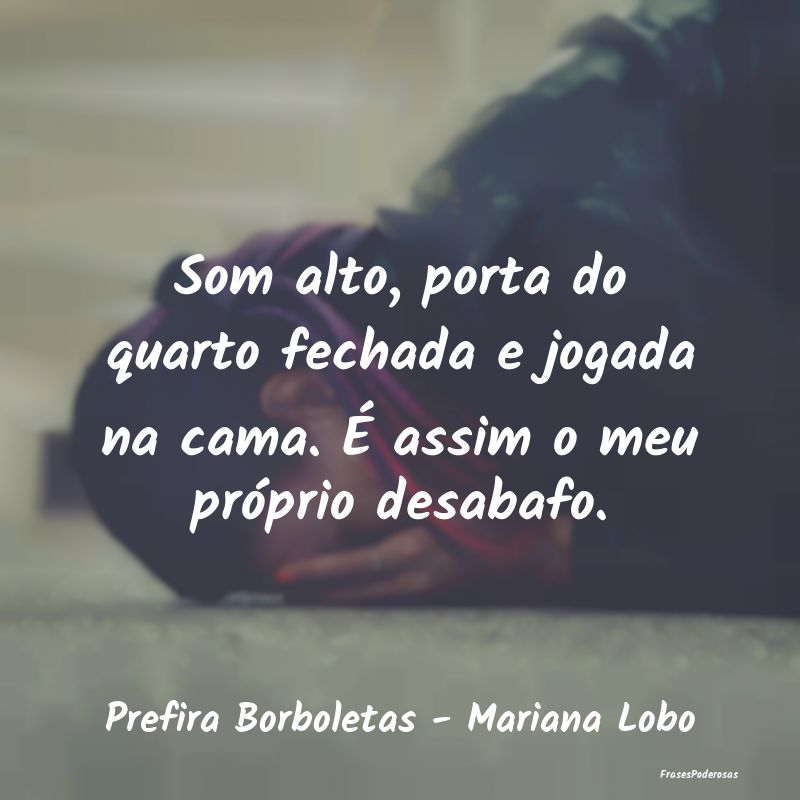 Som alto, porta do quarto fechada e jogada na cama...