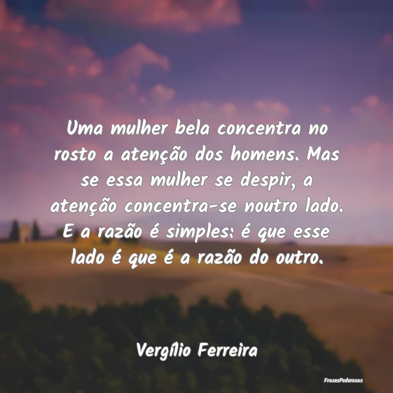Uma mulher bela concentra no rosto a atenção dos... Uma mulher bela concentra no rosto a atenção dos...