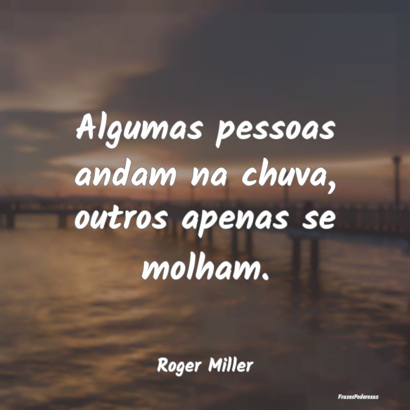Algumas pessoas andam na chuva, outros apenas se m...